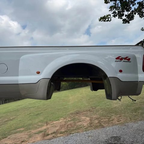 2008 Ford Super Duty Dually Bed white