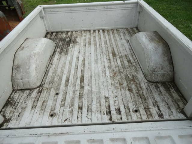 1973–1987 Chevy Squarebody Big 10 Truck Bed - Rust-Free OEM White Fleetside - Image 3