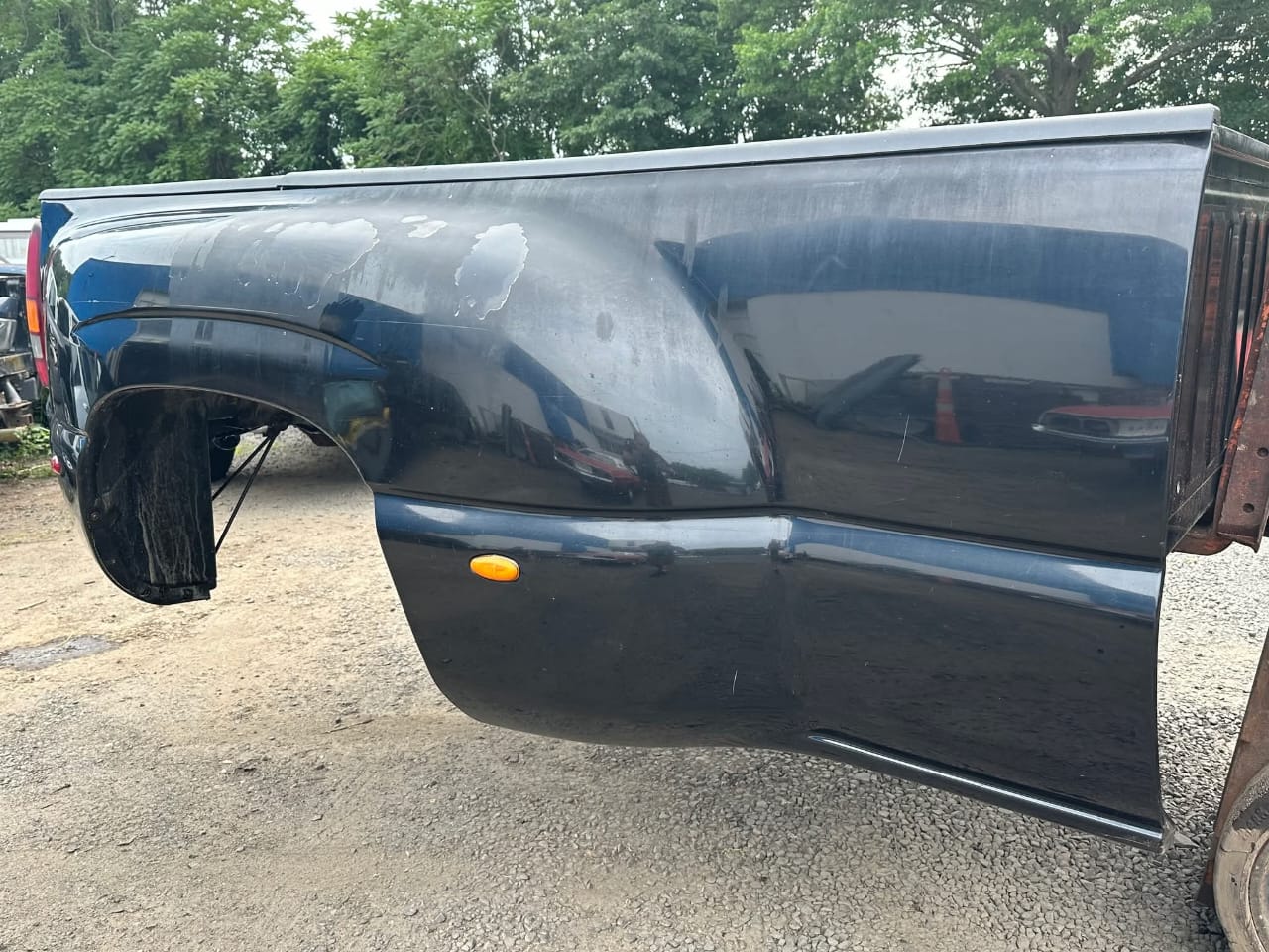 1999–2006 Chevrolet Silverado 3500 Dually Bed - 8-Foot OEM Black DRW Bed - Image 2